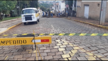 Departamento de Obras conserta ruas com lajotas soltas