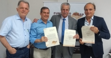 Prefeitura assina etapa final de regularização de mais um bairro.