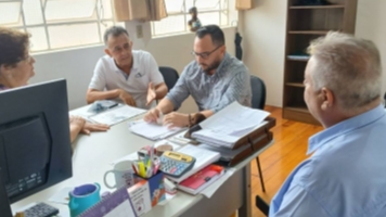 Prefeito Carlinhos pede agilidade para transporte escolar